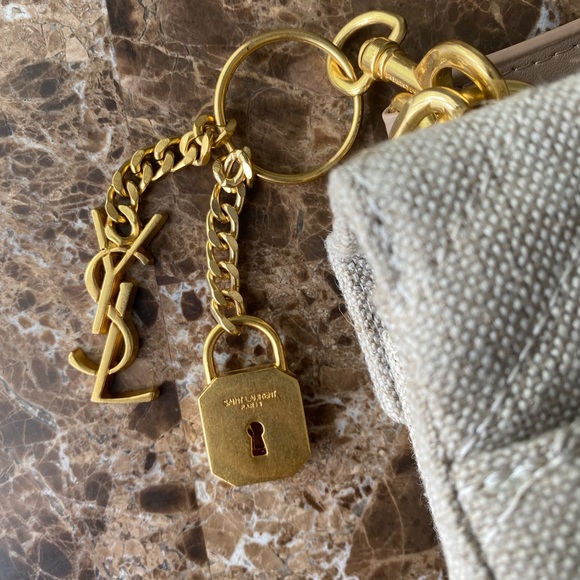 Canvas
Width 9.2in/23.5cm
Length 6.2in/16cm
Depth 2.3in/6cm
Detachable strap - Picture 2 of 8